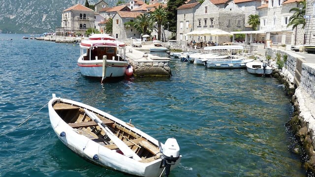 Es el país más económico: cuenta con playas de ensueño con cascadas, pueblos encantadores y el cañón más grande de Europa