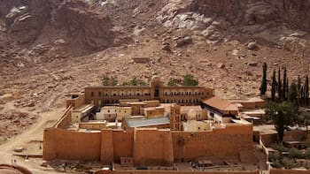 Es la biblioteca más vieja del mundo, se encuentra en el medio de las pirámides del Antiguo Egipto y posee los libros más importantes de la historia