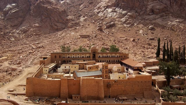 Es la biblioteca más vieja del mundo, se encuentra en el medio de las pirámides del Antiguo Egipto y posee los libros más importantes de la historia