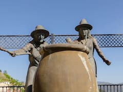 El pueblo de las “brujas” que cautiva a turistas por sus historias espeluznantes y ambiente enigmático