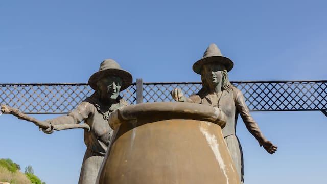 El pueblo de las “brujas” que cautiva a turistas por sus historias espeluznantes y ambiente enigmático