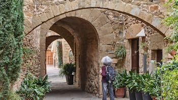 El bello pueblo establecido en la Edad Media que hoy es conocido por sus “Ocho apellidos catalanes”