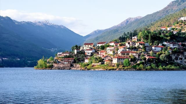 La localidad de Portugal que se encuentra en la frontera con España y es perfecta para visitar el fin de semana: posee un castillo con vistas al río