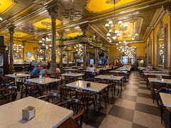 Posee más de 130 años y uno de los cafés más antiguos y bellos de España: dónde queda y qué se puede comer