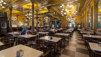 Posee más de 130 años y uno de los cafés más antiguos y bellos de España: dónde queda y qué se puede comer