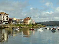 Se halla a una hora de Santiago de Compostela y es uno de los lugares más bellos de Galicia