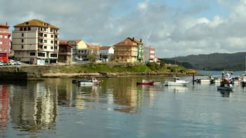 Se halla a una hora de Santiago de Compostela y es uno de los lugares más bellos de Galicia