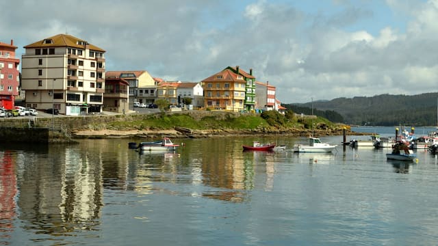 Se halla a una hora de Santiago de Compostela y es uno de los lugares más bellos de Galicia