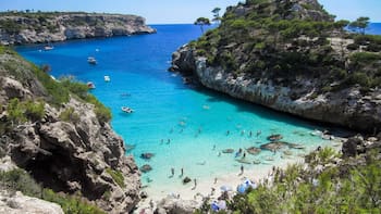 Descubre a menos de 1 hora de Mallorca el adorable pueblito costero con las mejores playas de España