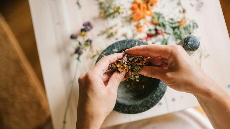 Remedios naturales para el dolor de cabeza: el ingrediente secreto que alivia la migraña en minutos y que todos tienen en casa.