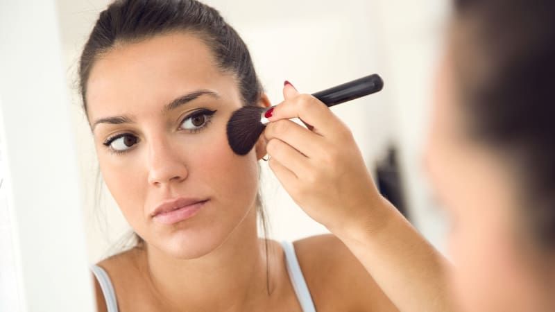 Imperdible | Estos nuevos polvos de maquillaje de Mercadona dejan la piel perfecta: eliminan imperfecciones y disimulan los poros. (Fuente: Freepik.es).