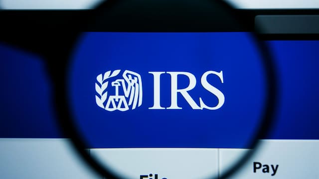 Atención | El IRS exige a los dueños de negocios completar y presentar el Formulario 8300 por pagos en efectivo que superen un monto alto: cómo evitar multas