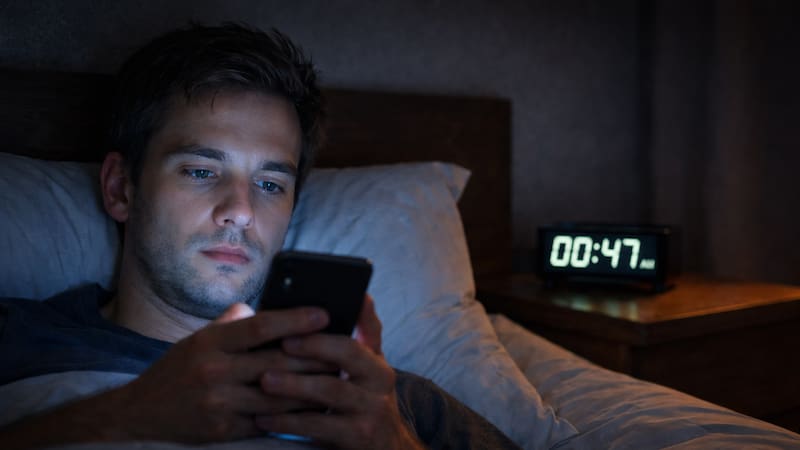 El uso del móvil antes de dormir puede alterar el sueño no solo por la luz azul, sino también por factores psicológicos que mantienen el cerebro en alerta.