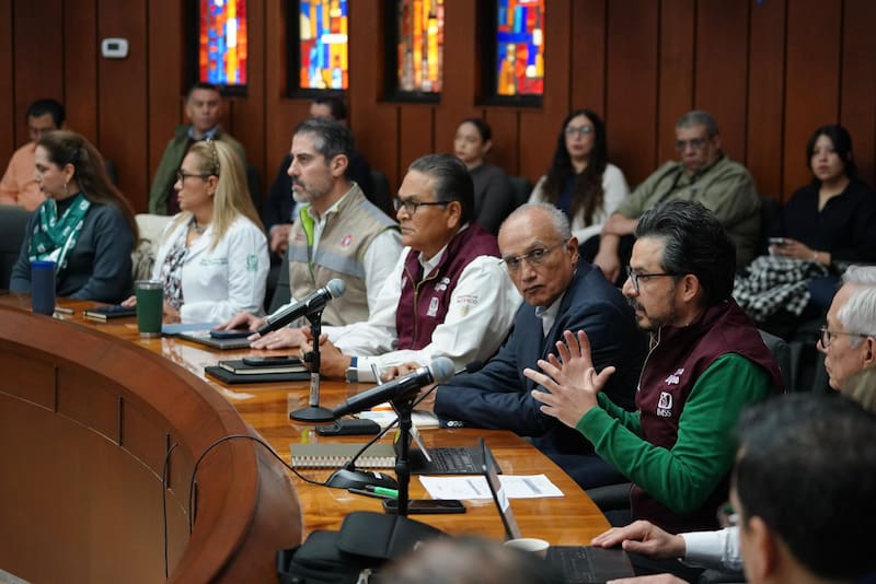 Zoé Robledo Aburto en asamblea de diálogo por mejores condiciones laborales para los trabajadores del IMSS.