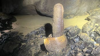Hallan brazaletes con símbolos de rituales vinculados al inframundo en una misteriosa cueva en Guerrero