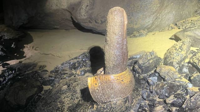 Hallan brazaletes con símbolos de rituales vinculados al inframundo en una misteriosa cueva en Guerrero