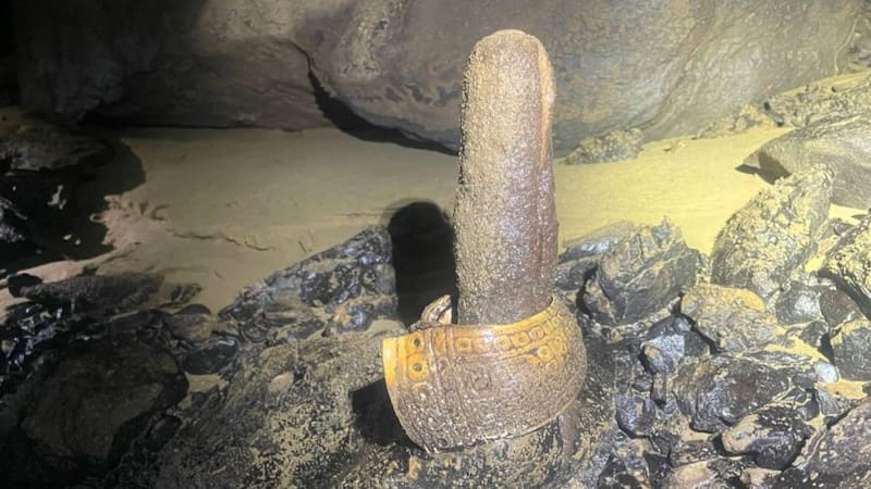 El INAH encuentra en una cueva sagrada en Guerrero 14 objetos rituales.