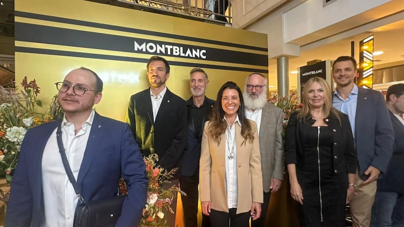 La familia Testorelli y Eduardo Elsztain, dueño del Patio Bullrich, el día de la inauguración