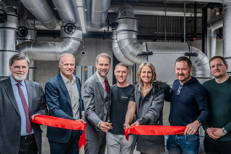 Inauguración del data center D4 el 28 de enero de 2025 con autoridades del cantón de Ginebra, el alcalde de Plan-les-Ouates y directivos de Infomaniak