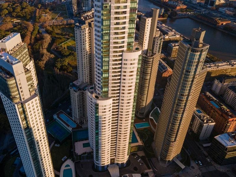 Inauguran una de las torres más altas de Buenos Aires: tiene una arquitectura desafiante y es de los edificios más hermosos