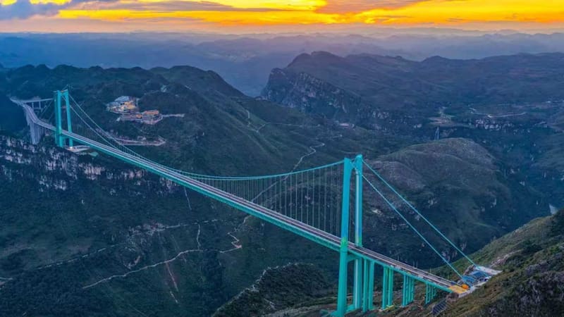 El puente posee más de 600 metros de alto.