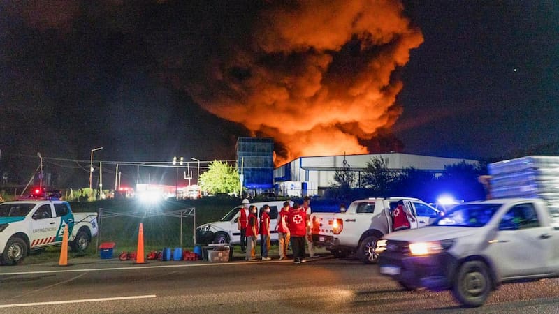 Una impresionante explosión se produjo este viernes por la noche sobre la central térmica de Ezeiza y, como consecuencia del impacto, explotó una fábrica lindera, generando alerta entre los vecinos de la zona.