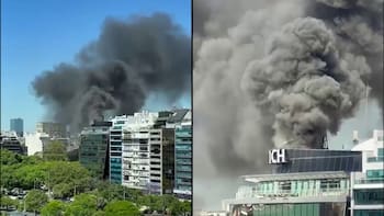 Increíble incendio en pleno microcentro: 200 evacuados y una columna de humo en la 9 de julio
