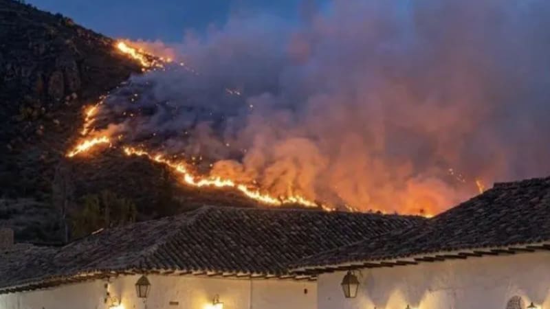El incendio forestal continúa activo en el cerro San Marcos, mientras las autoridades mantienen el 50 % del fuego bajo control y refuerzan el operativo con helicópteros y equipos de emergencia.
