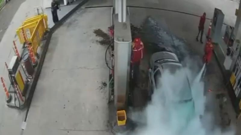 Dramático: un joven roció con nafta un auto e intentó incendiar una estación de servicio.