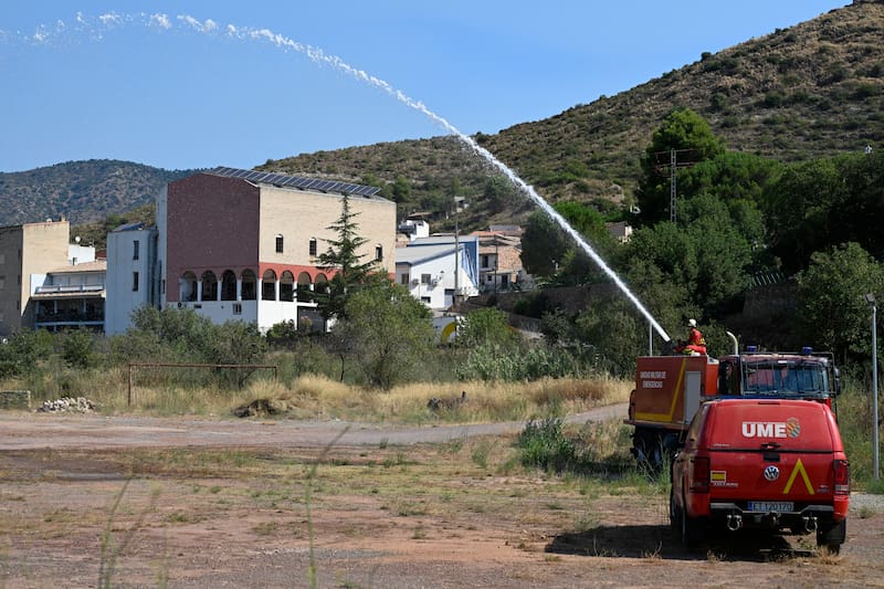 SONEJA (CASTELLÓN), 06/07/2026.- Miembros de la Unidad Militar de Emergencias (UME) este lunes en el municipio de Azúebar desalojado ayer por incendio forestal de Soneja (Castellón) que, hasta el momento, ha afectado a unas 150 hectáreas de superficie y a una pequeña parte del parque natural de la Sierra de Espadán. EFE/ Andreu Esteban