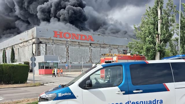 Incendio en la fábrica más importante de Honda: desalojan a 150 trabajadores, el edificio no soportó y se derrumbó una nave
