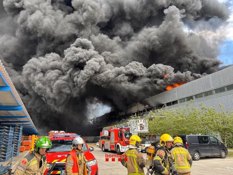 Incendio en una nave industrial de Honda en Santa Perpètua de Mogoda, Barcelona.