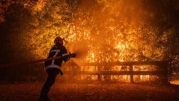 Incendios forestales en España y Francia: con más de 300.000 evacuados, cómo siguen los operativos contra el fuego