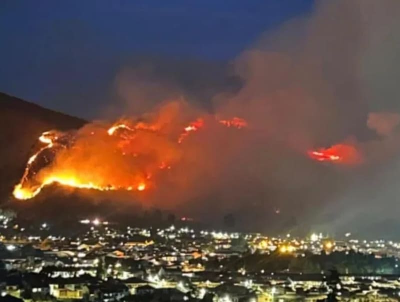El incendio forestal continúa activo en el cerro San Marcos, mientras las autoridades mantienen el 50 % del fuego bajo control y refuerzan el operativo con helicópteros y equipos de emergencia.