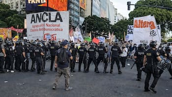 Reforma laboral: tras los incidentes, la Policía sobre liberó la 9 de Julio y los manifestantes marchan al Congreso