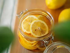 Cáscara de limón y bicarbonato: por qué recomiendan esta mezcla y para qué sirve