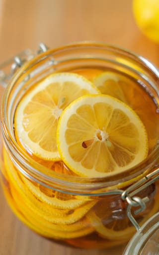 Cáscara de limón y bicarbonato: por qué recomiendan esta mezcla y para qué sirve