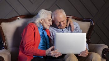 Buscan a un famoso notario de la Ciudad por estafar a personas mayores para quedarse con sus viviendas