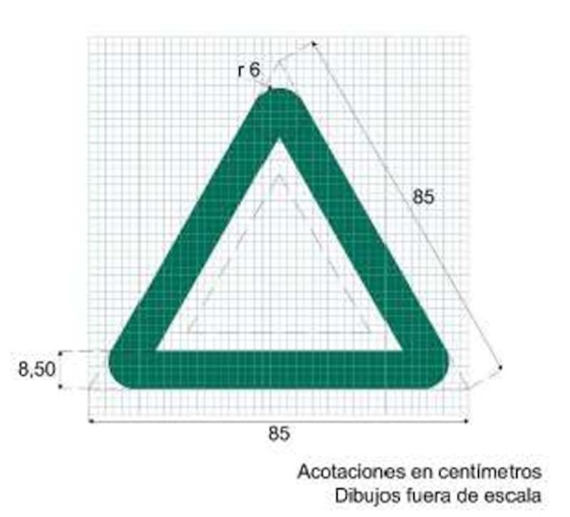 Señal SR-7 Preferencia de paso es de forma triangular con un vértice hacia arriba.