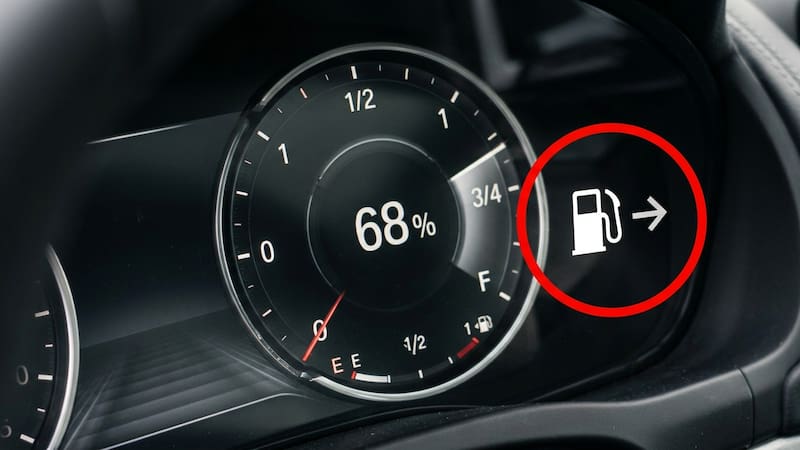 La pequeña flecha que aparece junto al ícono del surtidor de combustible tiene una función clave para los conductores.