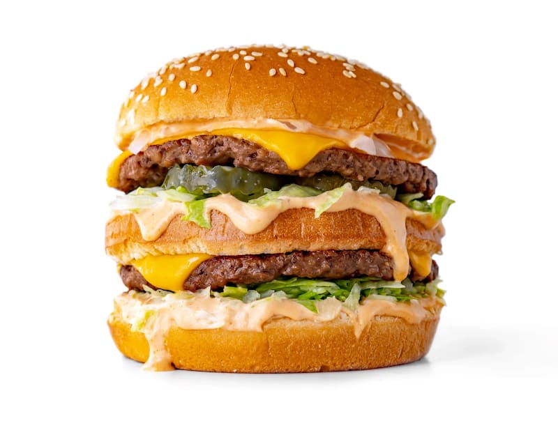 La edición más reciente del Índice Big Mac ubicó a la Argentina en el puesto 14 entre las monedas más sobrevaluadas frente al dólar. (Foto: Shutterstock)