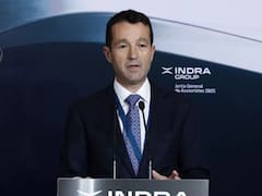 Indra cae con fuerza por la presión del gobierno para tumbar a Ángel Escribano de la presidencia