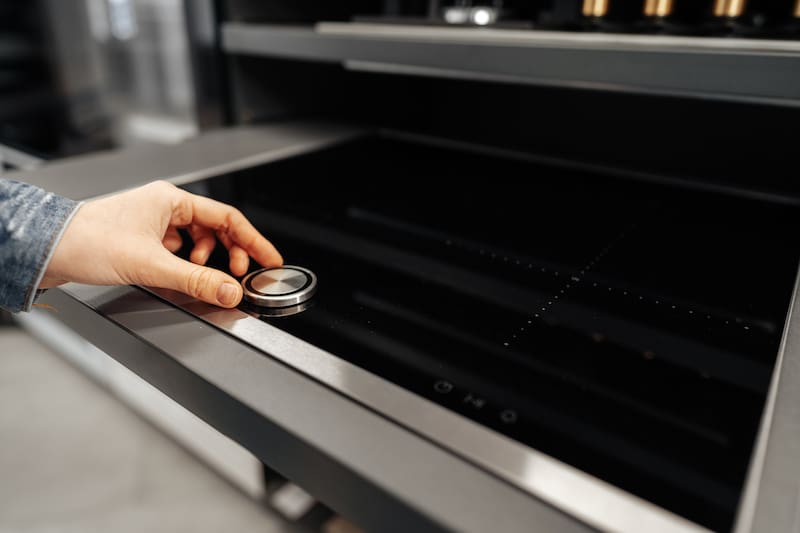 La inducción posibilita el calentar rápidamente los alimentos, además de que consume menos electricidad que una vitrocerámica convencional.