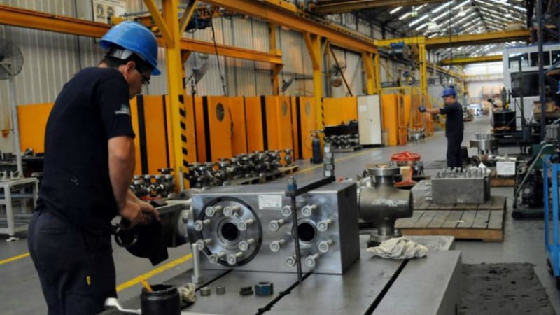 De acuerdo con el IPI-OJF, en el mes de mayo la producción industrial bajó 0,3% al comparar con igual
mes del año pasado, acumulando para los primeros cinco meses del año una caída de 2,3%.