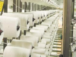 La textil que provee a las principales marcas del país reduce su producción y se achica por la competencia china