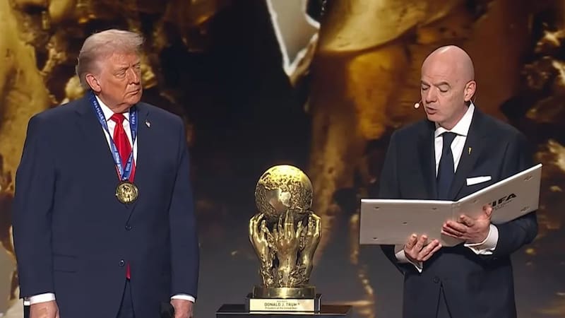 Infantino le entregó el premio por la paz de FIFA a Trump.