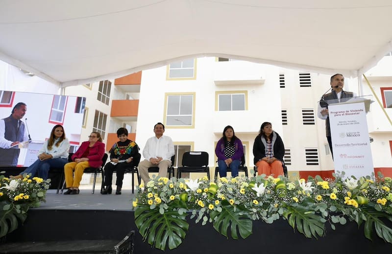 El director del Infonavit, Octavio Romero Oropeza, entregó 60 casas en Yucatán.