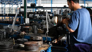 Empleo: la señal de las pymes que contradice el pronóstico de Caputo para los próximos “18 meses”