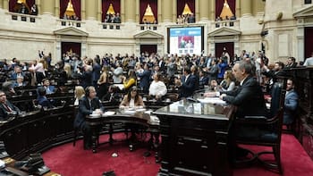 Adorni brindó su informe sin salirse del guión, pidió disculpas y aseguró: “No voy a renunciar”