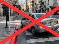 Es oficial | El Gobierno sancionará a todas las personas que estacionen a menos de 20 pies de un cruce peatonal aunque el cordón no esté pintado de rojo
